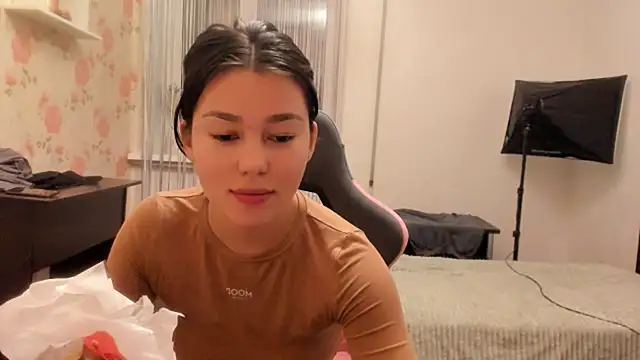 Snapshot of LunaXmii chatting on 12.08.24 LunaXmii online show from 12.08.24