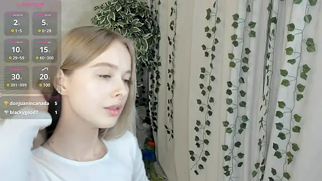 Snapshot of mell_milles chatting on 12.28.24 mell milles online show from 12.28.24