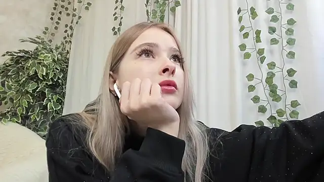 Snapshot of mell_milles chatting on 03.19.25 mell milles online show from 03.19.25