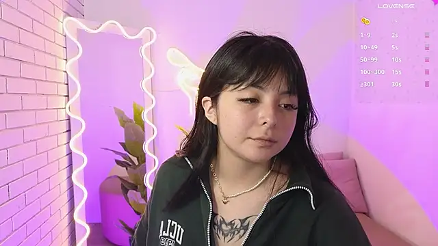 Snapshot of hina_tay chatting on 12.13.24 hina tay online show from 12.13.24