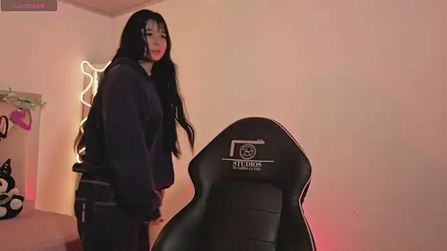 hina tay online show from 12.18.25