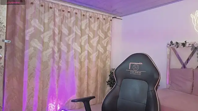 hina tay online show from 04.21.26