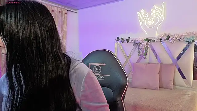 hina tay online show from 04.22.26