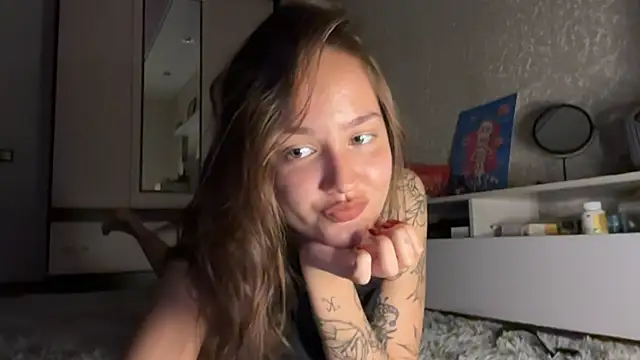 Snapshot of milkyWeyy chatting on 10.10.25 milkyWeyy online show from 10.10.25