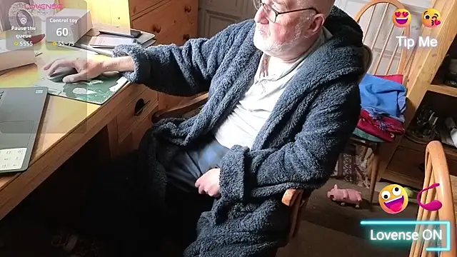 Adamdaddybear online show from 09.14.25