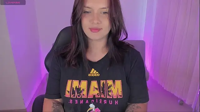 Snapshot of SabrinaVega chatting on 10.12.25 SabrinaVega online show from 10.12.25