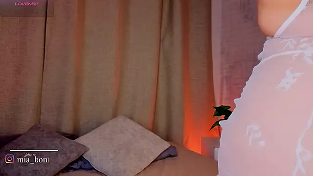 mia bonneett online show from 04.04.26