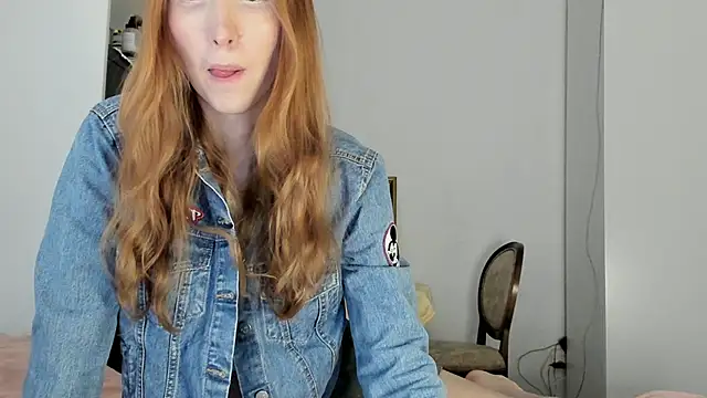 Snapshot of LisaIcon chatting on 10.02.25 LisaIcon online show from 10.02.25