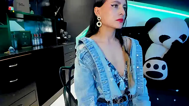 Coral Gibson online show from 03.07.25