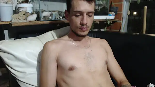 Snapshot of roystonee01 chatting on 02.13.26 roystonee01 online show from 02.13.26