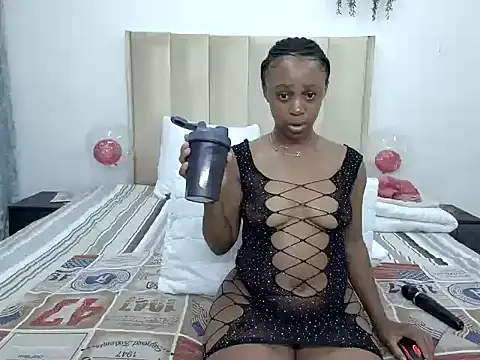 Snapshot of Pearl_00 chatting on 02.12.25 Pearl 00 online show from 02.12.25