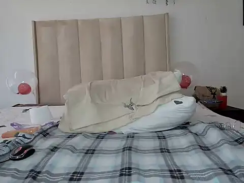 Snapshot of Pearl_00 chatting on 02.25.25 Pearl 00 online show from 02.25.25