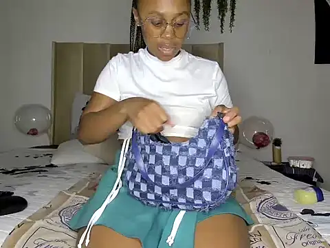 Snapshot of Pearl_00 chatting on 03.20.25 Pearl 00 online show from 03.20.25