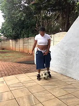 Snapshot of Pearl_00 chatting on 10.18.25 Pearl 00 online show from 10.18.25