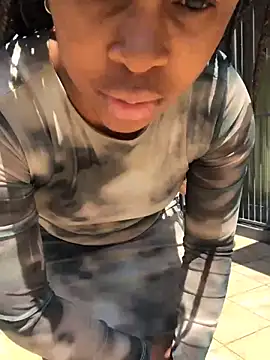 Snapshot of Pearl_00 chatting on 10.19.25 Pearl 00 online show from 10.19.25