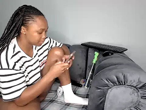 Snapshot of Pearl_00 chatting on 10.28.25 Pearl 00 online show from 10.28.25