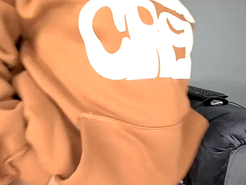 Snapshot of Pearl_00 chatting on 10.29.25 Pearl 00 online show from 10.29.25