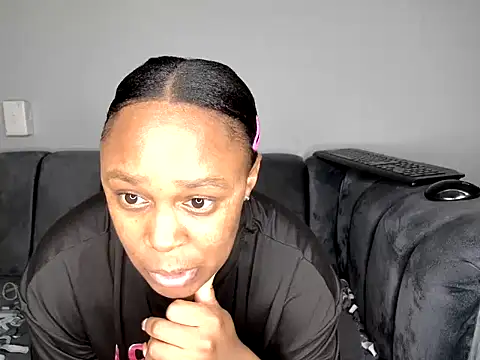 Snapshot of Pearl_00 chatting on 11.14.25 Pearl 00 online show from 11.14.25