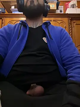 Snapshot of Dikkiduohottt chatting on 12.21.24 Dikkiduohottt online show from 12.21.24