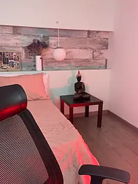 Alisha-Bond online show from 01.13.25