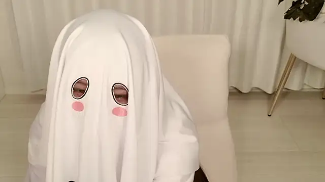 Snapshot of yuki_room chatting on 10.31.25 yuki room online show from 10.31.25