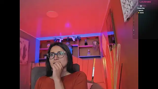 Snapshot of Lucy_Williiams chatting on 10.20.25 Lucy Williiams online show from 10.20.25