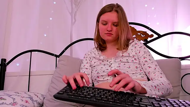 Snapshot of LilianSwall chatting on 03.16.25 LilianSwall online show from 03.16.25