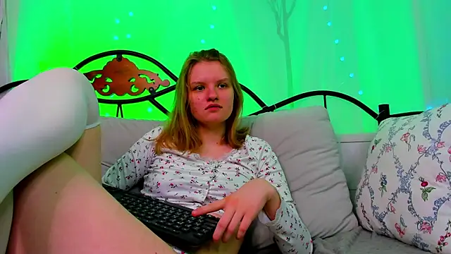 Snapshot of LilianSwall chatting on 03.20.25 LilianSwall online show from 03.20.25