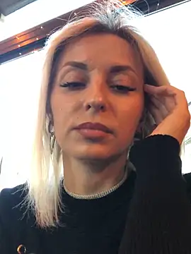 Diamond Bunny  online show from 02.14.25