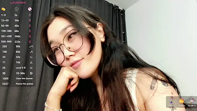 Snapshot of Jennatyan chatting on 01.04.25 Jennatyan online show from 01.04.25