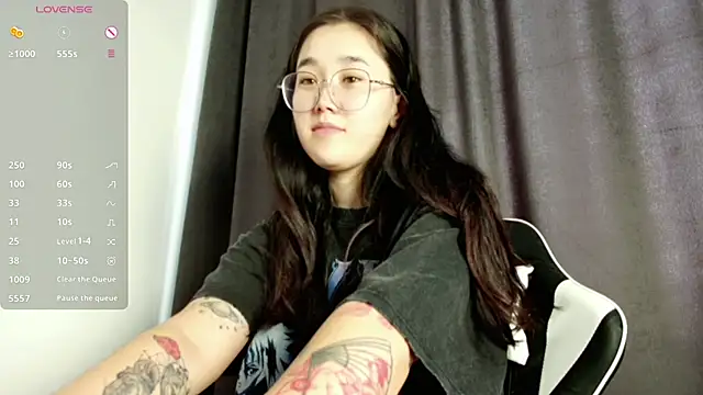 Snapshot of Jennatyan chatting on 02.19.25 Jennatyan online show from 02.19.25