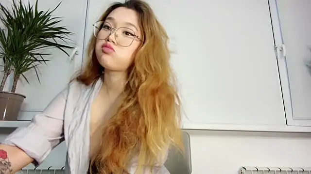 Snapshot of Jennatyan chatting on 11.24.25 Jennatyan online show from 11.24.25