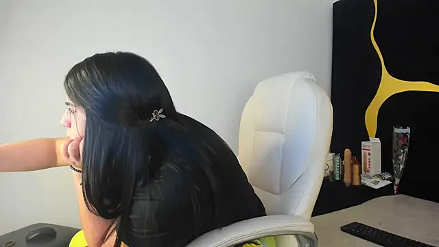 Snapshot of Criistaal_ chatting on 03.10.25 Criistaal  online show from 03.10.25