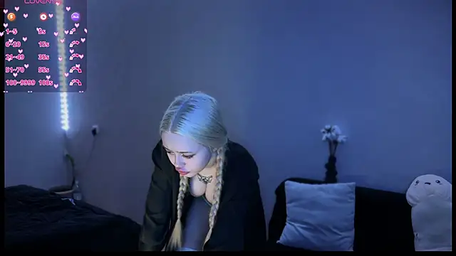 Snapshot of SusieEvans chatting on 02.24.25 SusieEvans online show from 02.24.25