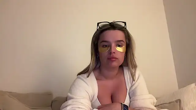 Snapshot of maisiesmithx chatting on 04.16.26 maisiesmithx online show from 04.16.26