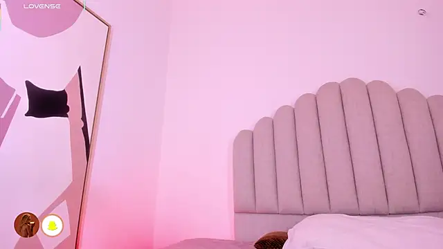 Snapshot of Nikki_Angel_ chatting on 02.14.26 Nikki Angel online show from 02.14.26