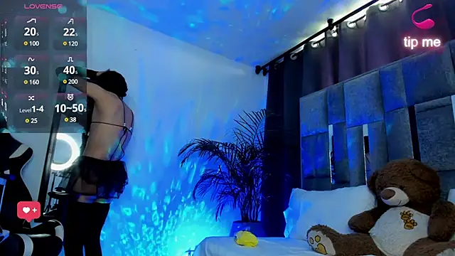 Snapshot of sue___0 chatting on 12.15.24 sue 0 online show from 12.15.24