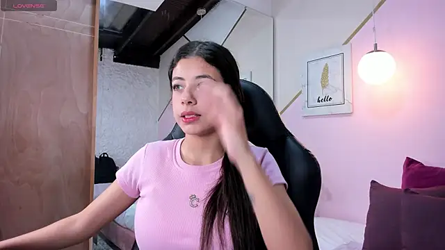 Snapshot of coraltaylor chatting on 12.19.24 coraltaylor online show from 12.19.24