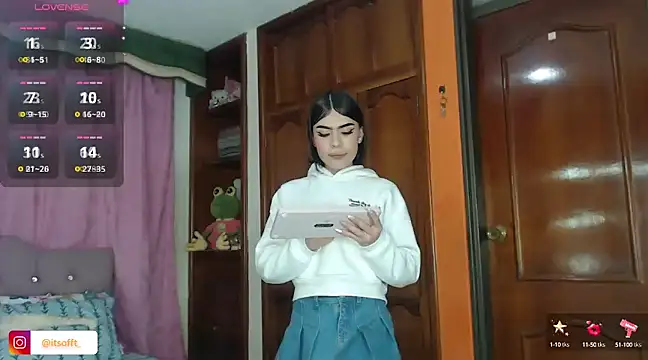 Snapshot of cuttebabe_ chatting on 01.09.25 cuttebabe  online show from 01.09.25