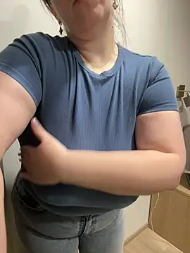 Snapshot of Your_Hot_Sister01 chatting on 12.09.24 Your Hot Sister01 online show from 12.09.24