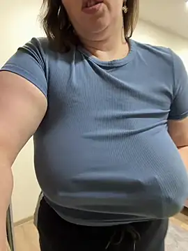 Snapshot of Your_Hot_Sister01 chatting on 12.21.24 Your Hot Sister01 online show from 12.21.24