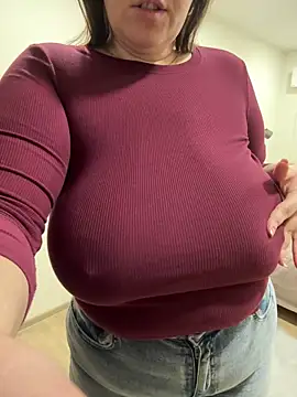 Snapshot of Your_Hot_Sister01 chatting on 02.08.25 Your Hot Sister01 online show from 02.08.25