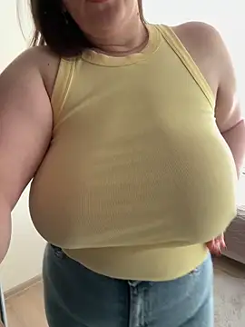 Snapshot of Your_Hot_Sister01 chatting on 03.08.25 Your Hot Sister01 online show from 03.08.25