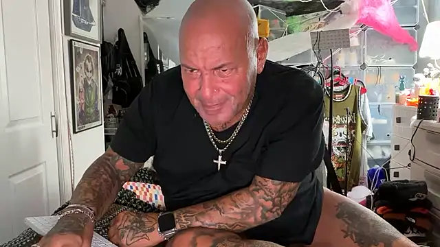 Snapshot of joeytatts66 chatting on 09.28.25 joeytatts66 online show from 09.28.25