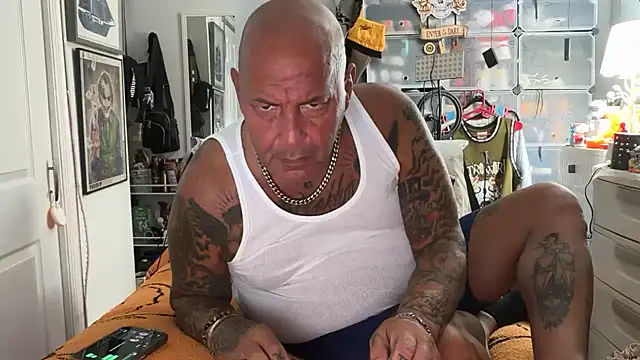 Snapshot of joeytatts66 chatting on 10.17.25 joeytatts66 online show from 10.17.25