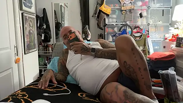 Snapshot of joeytatts66 chatting on 11.04.25 joeytatts66 online show from 11.04.25