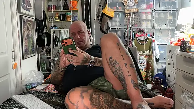 Snapshot of joeytatts66 chatting on 11.19.25 joeytatts66 online show from 11.19.25