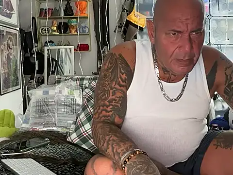 Snapshot of joeytatts66 chatting on 11.21.25 joeytatts66 online show from 11.21.25