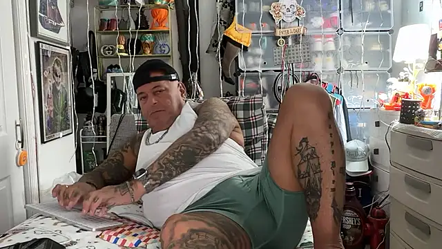 Snapshot of joeytatts66 chatting on 11.29.25 joeytatts66 online show from 11.29.25