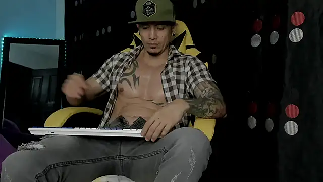 Snapshot of Alex_motta chatting on 03.22.25 Alex motta online show from 03.22.25